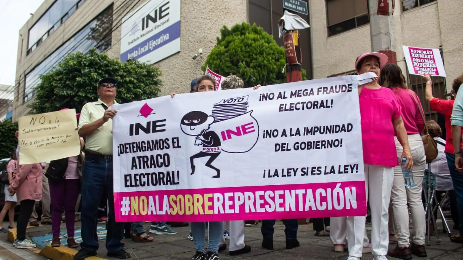 Manifestación de Marea Rosa en la Junta Local del INE en Morelia